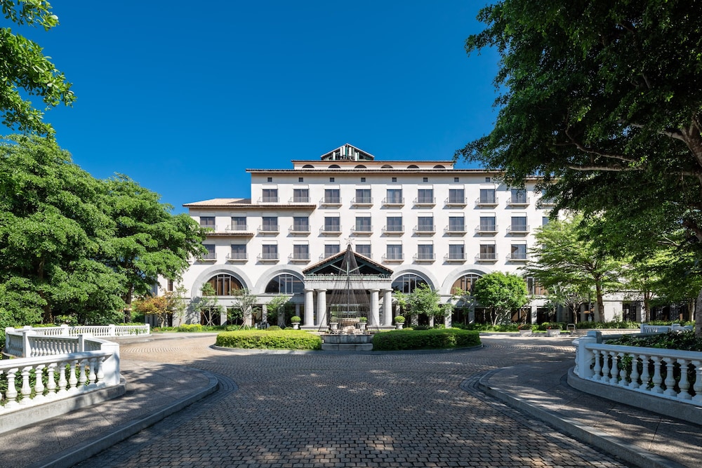Lakeshore Hotel 6/50