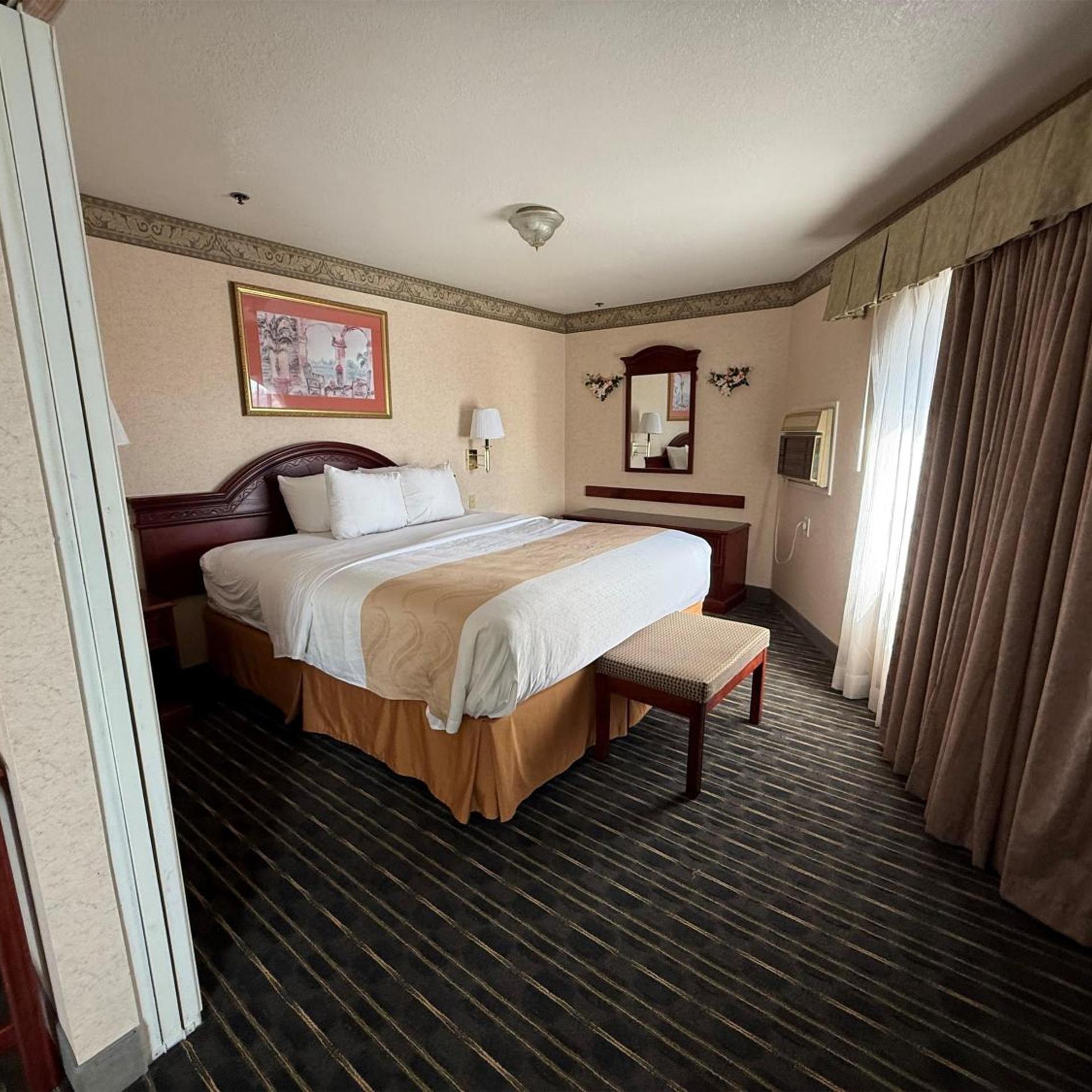 غرفة كبيرة بسرير كينج بشرفة مع أريكة، SureStay by Best Western Sunnyvale Silicon Valley 2/4