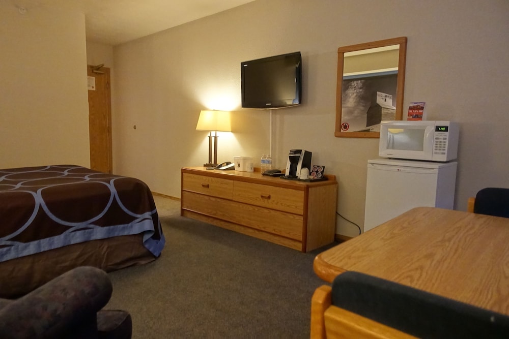Super 8 by Wyndham Swift Current 10/46