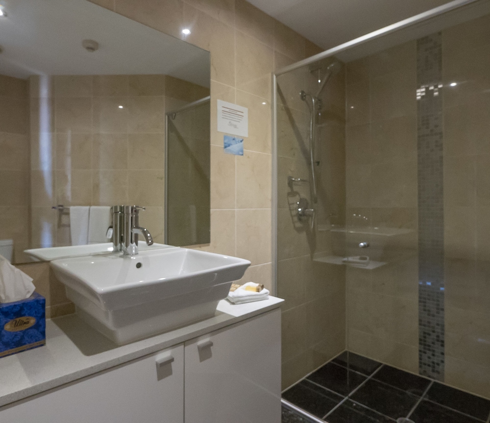 غرفة بريميوم بسرير كينج وسرير كوين، THE CHERMSIDE APARTMENTS 3/6