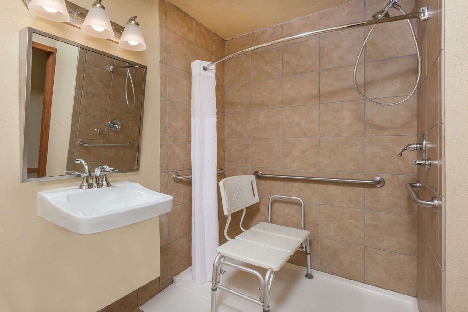 Baymont by Wyndham Midland 22/24
