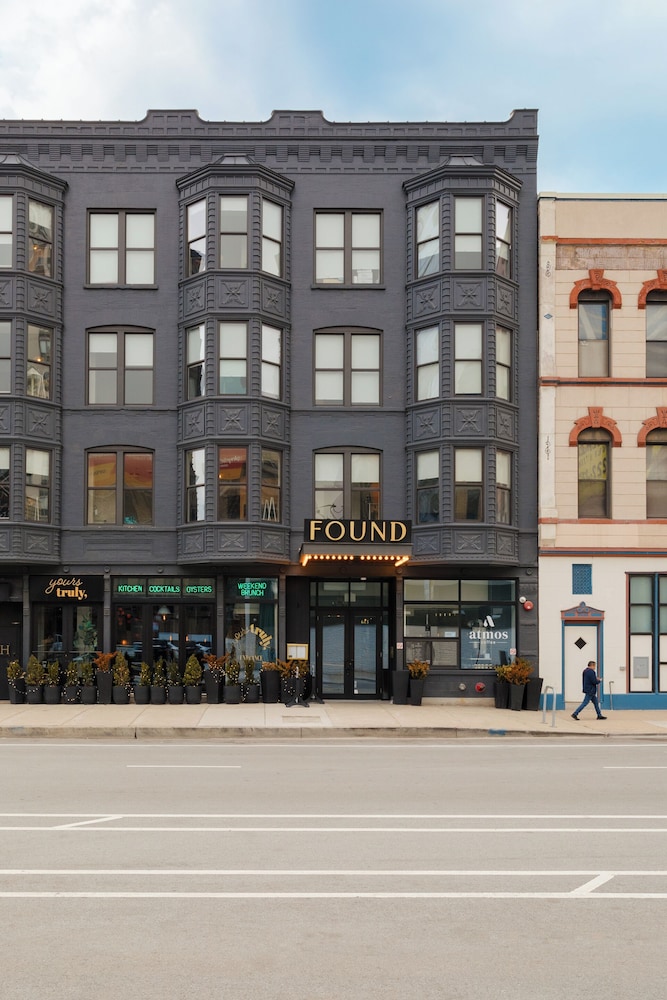 Found Hotel Chicago River North 5/48