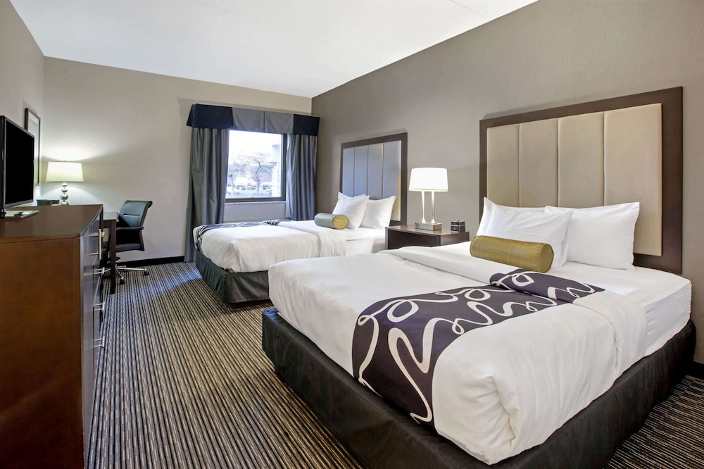 La Quinta Inn & Suites by Wyndham Detroit Metro Airport 13/55