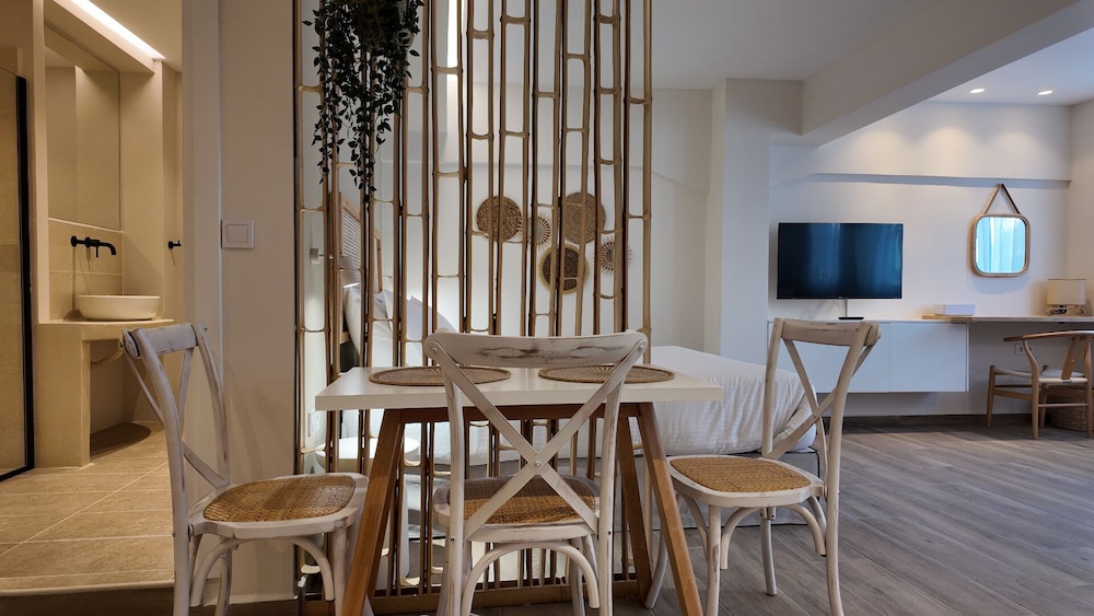Euphoria Apartments 46/56