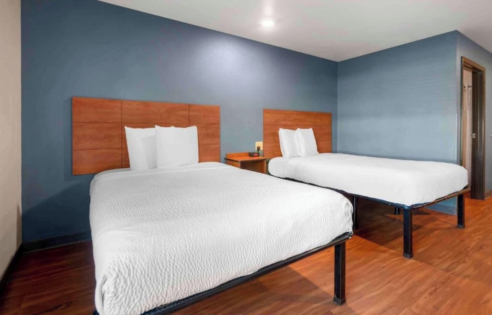 2 FULL BEDS - SMOKING, KITCHEN