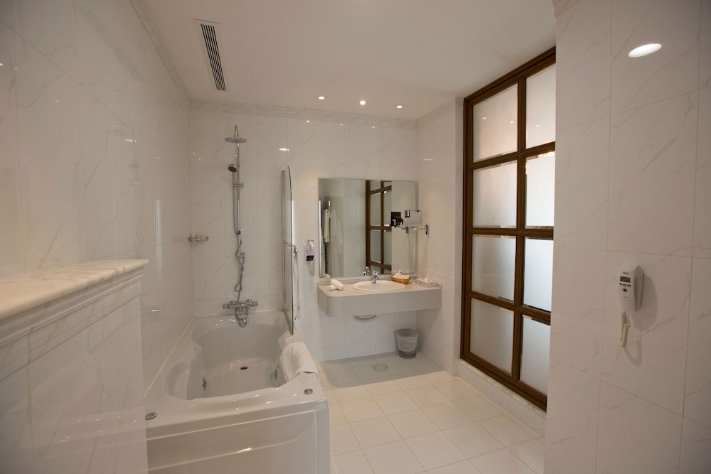 Amman International Hotel 44/45