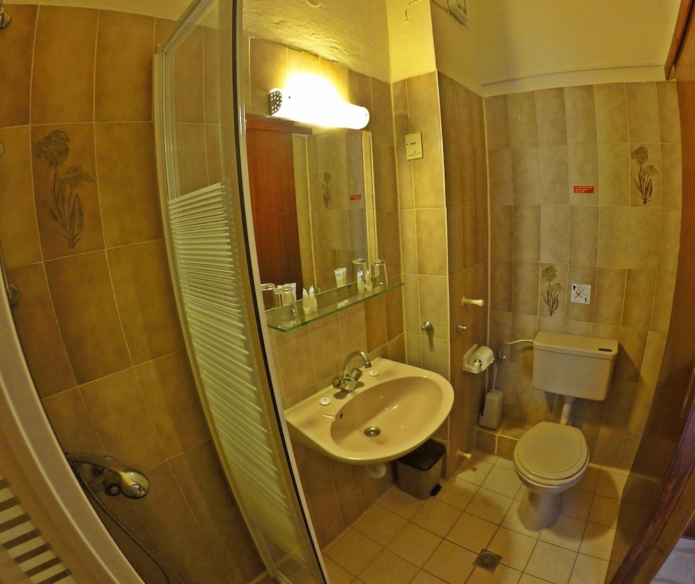 Tina Hotel 34/44
