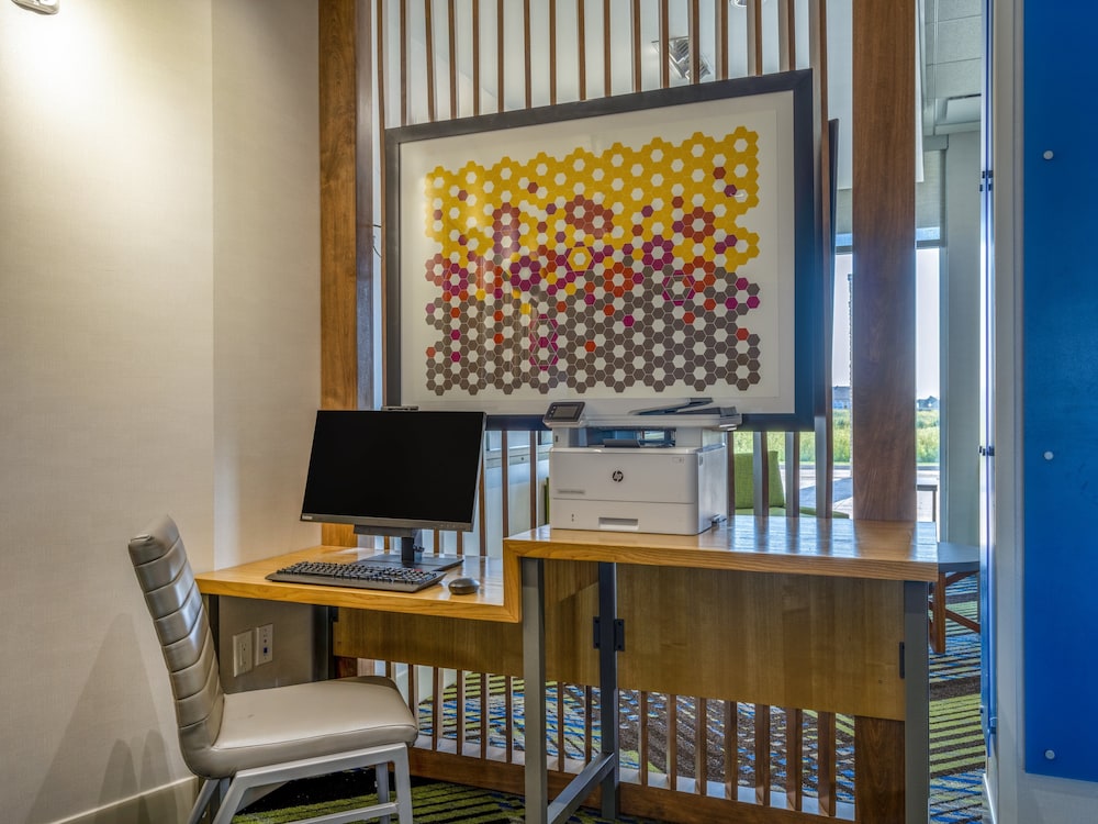 Holiday Inn Express and Suites Watertown 68/74