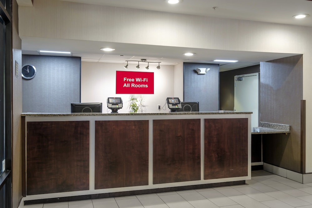 Lobby at Red Roof Inn & Suites Savannah Airport, POOLER - GA