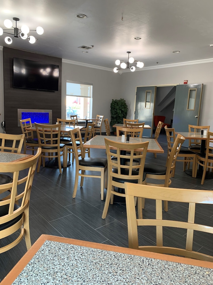 Howard Johnson by Wyndham Oklahoma City Airport/ Fairgrounds 15/22