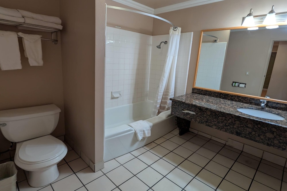 Olive Tree Inn & Suites, a Howard Johnson by Wyndham 71/72