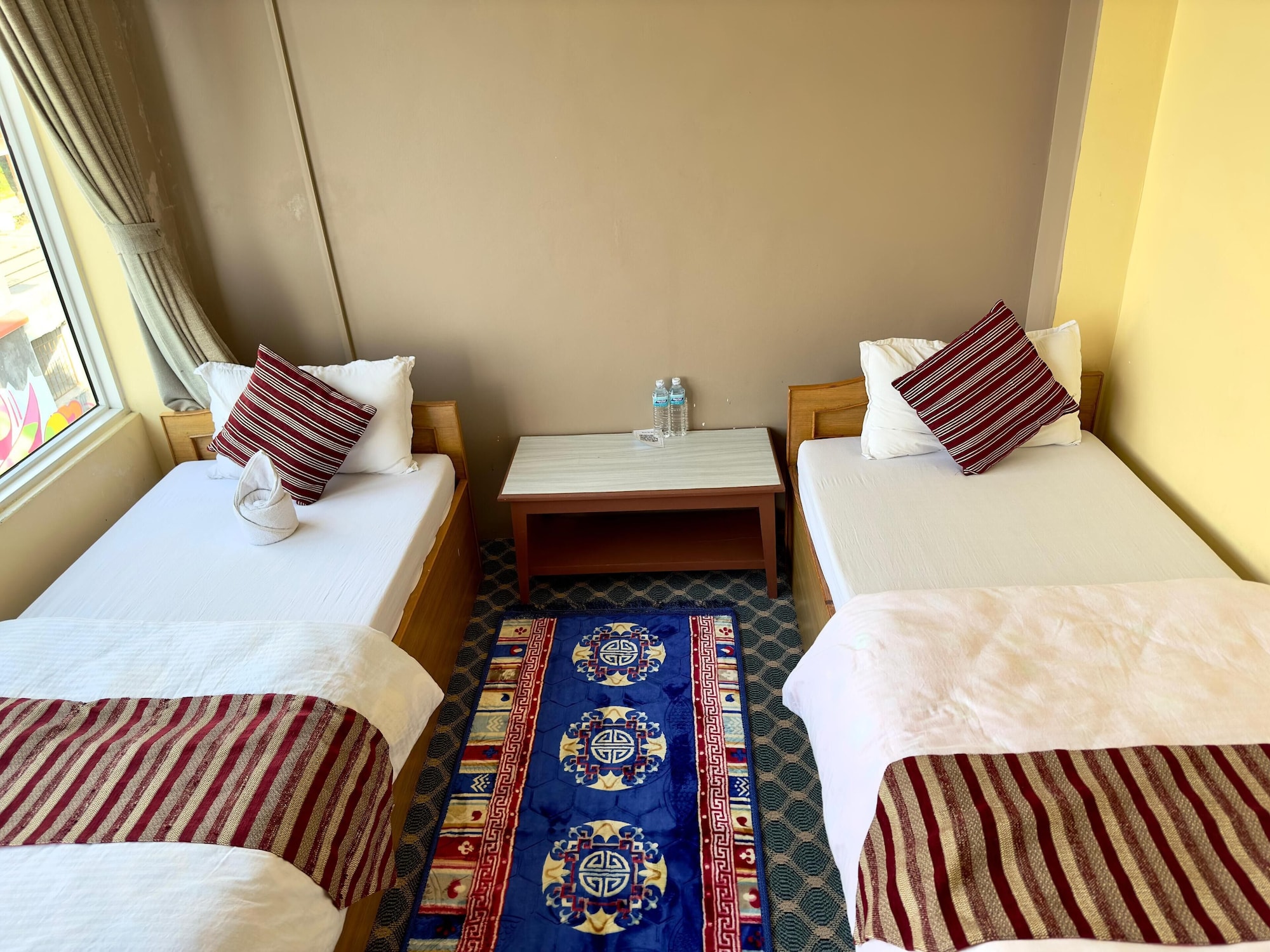 ROOM, TWIN BEDS