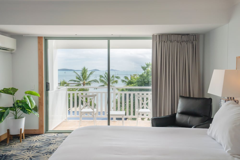 AIRLIE BEACH HOTEL 42/70