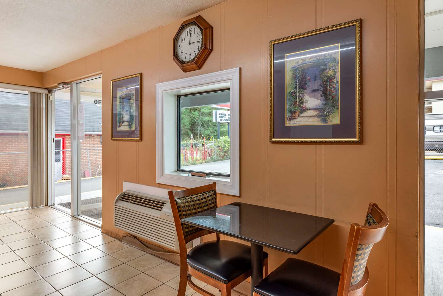 Econo Lodge Charlottesville North - University Area 17/23