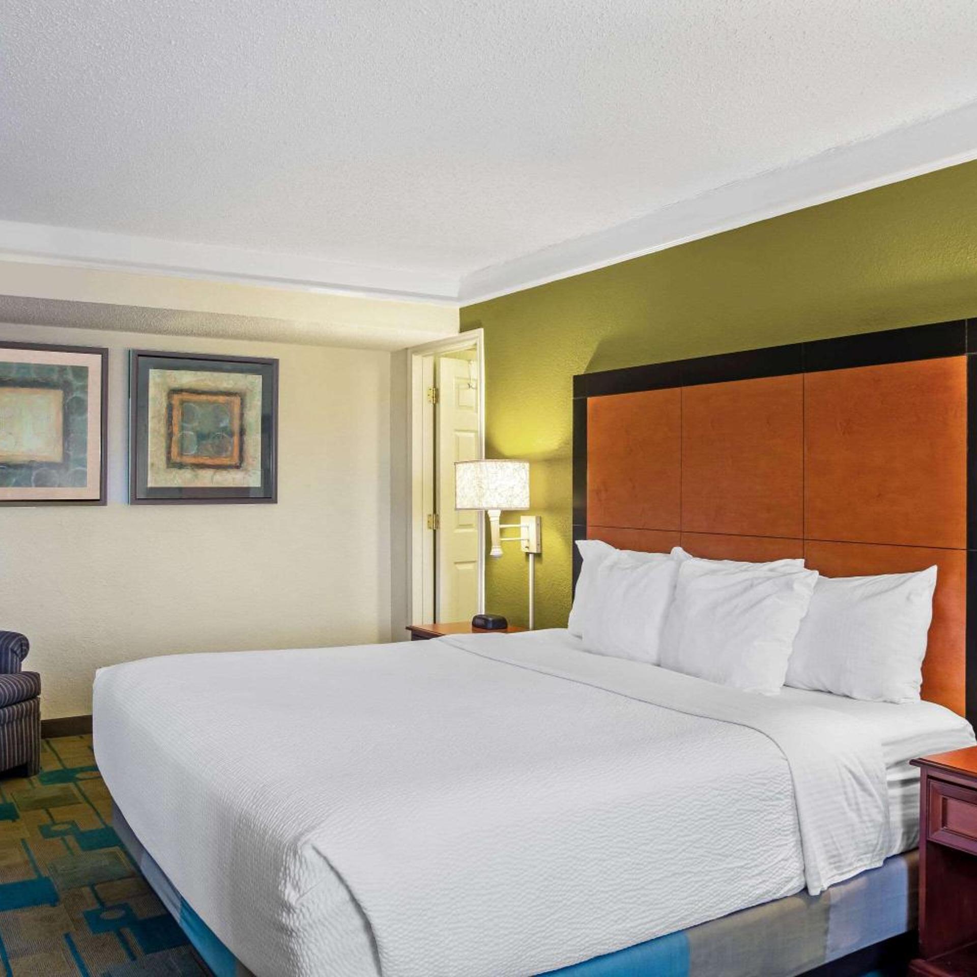 Deluxe, King Bed, La Quinta Inn by Wyndham Killeen - Fort Hood 2/8