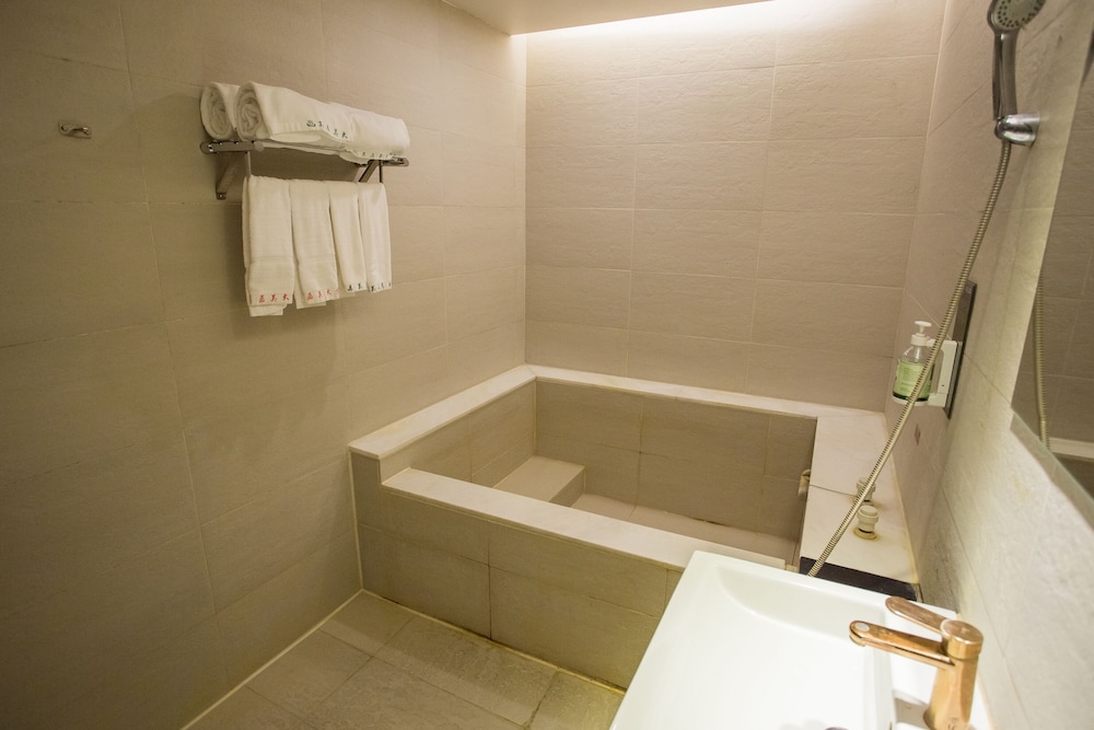 Mei Jia Mei Hotel 50/50