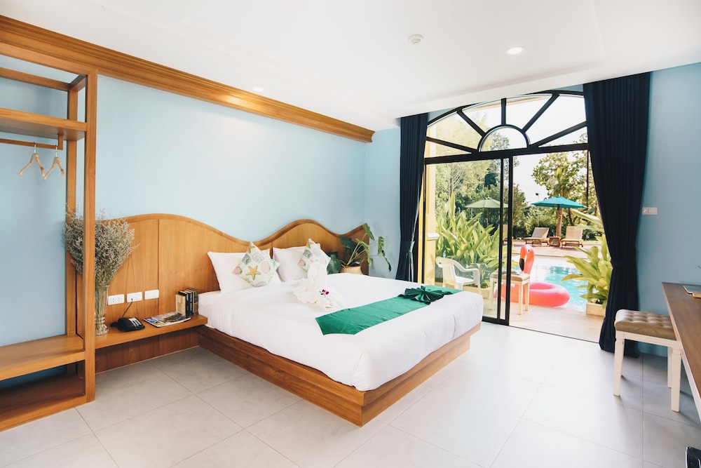 Premier, King Bed, Pool Access