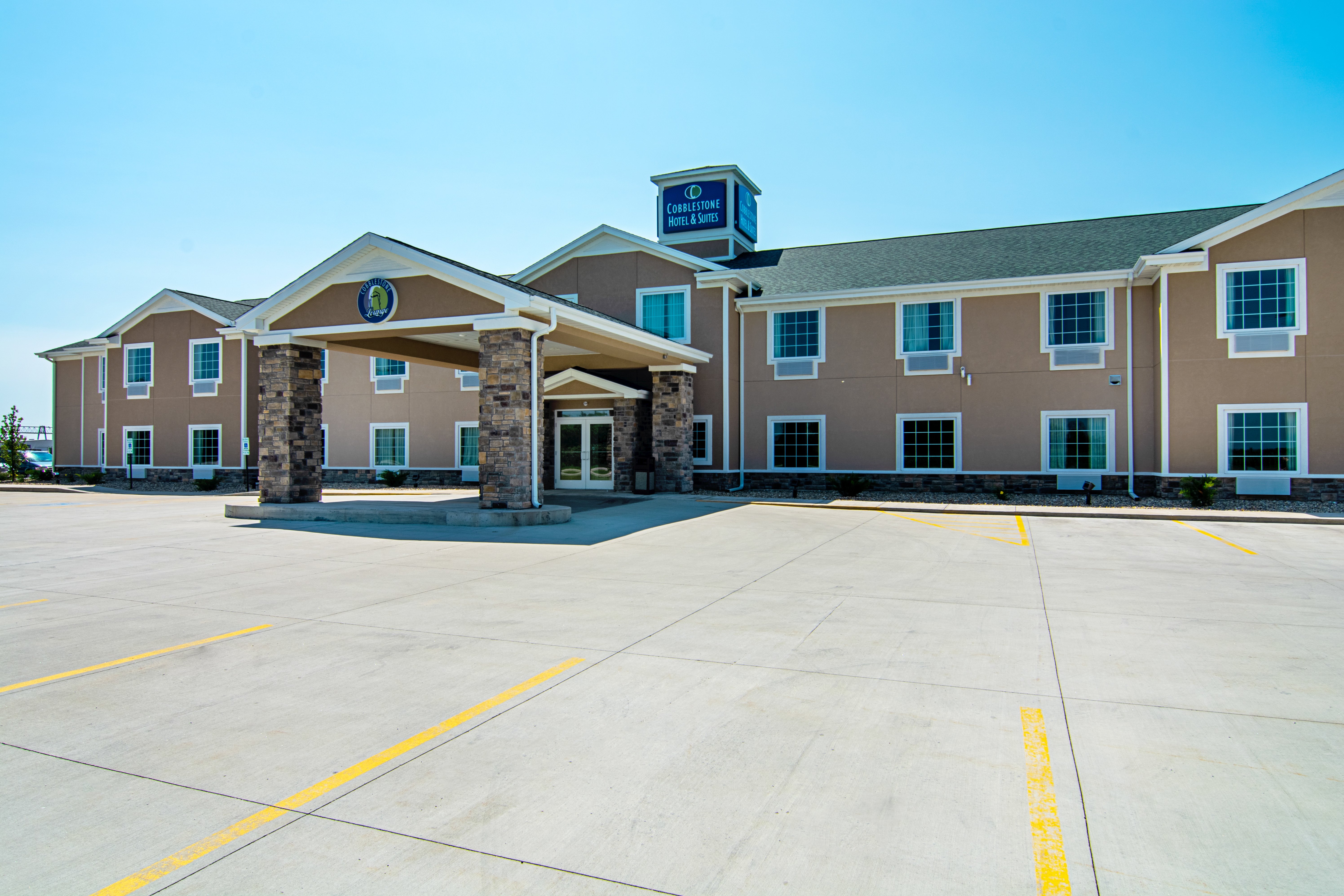 Cobblestone Hotel & Suites - Paxton 56/63
