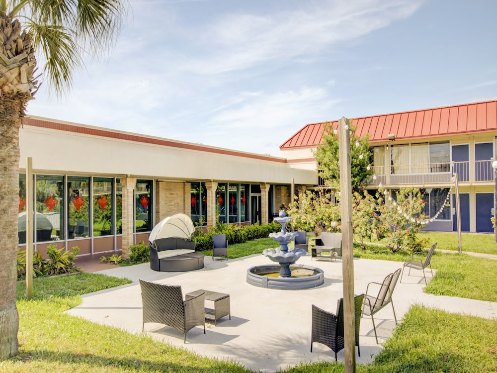 OYO Hotel Dundee By Crystal Lake 39/50