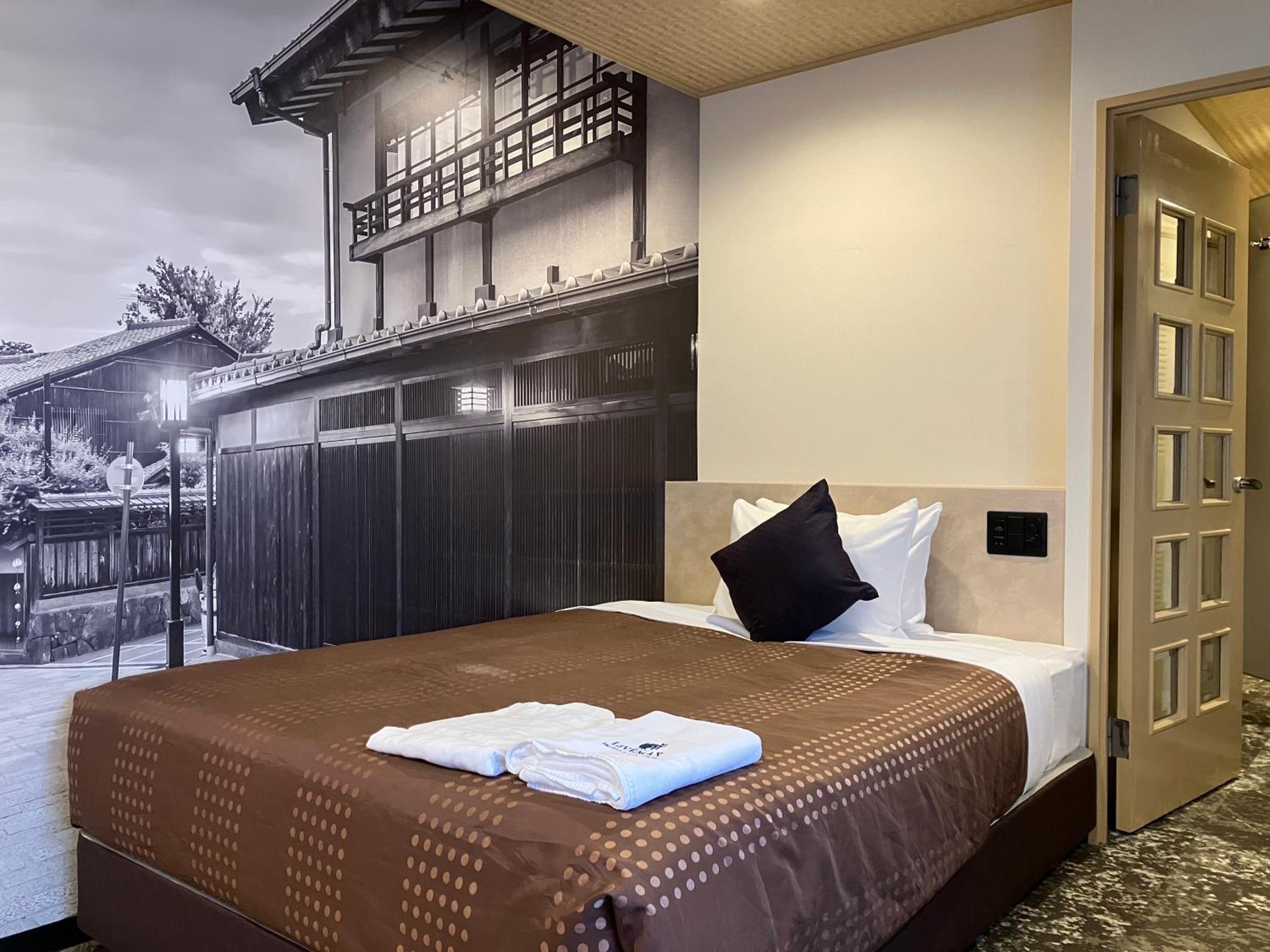 Semi Room, Semi Double Bed, Smoking