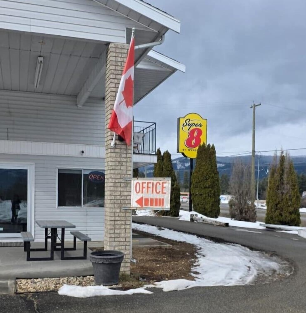 Super 8 by Wyndham Clearwater BC 56/61