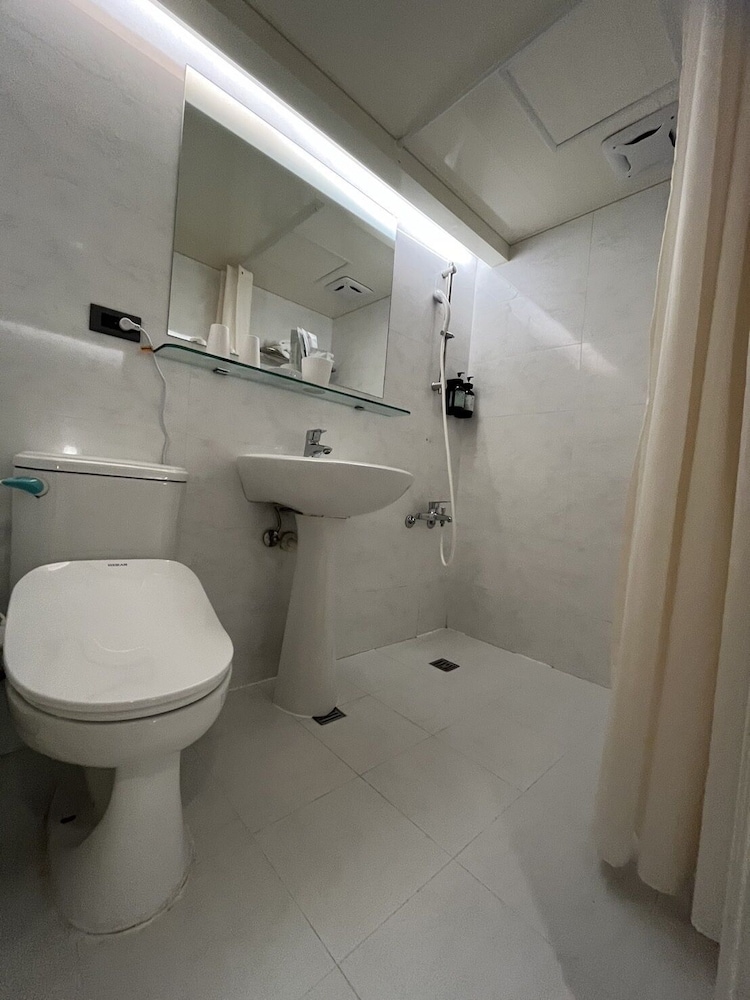 New City Hotel 37/41
