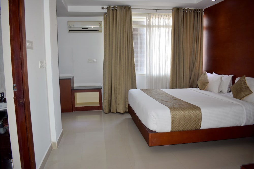 NAKSHATRA EMERALD INN GURUVAYUR 8/41
