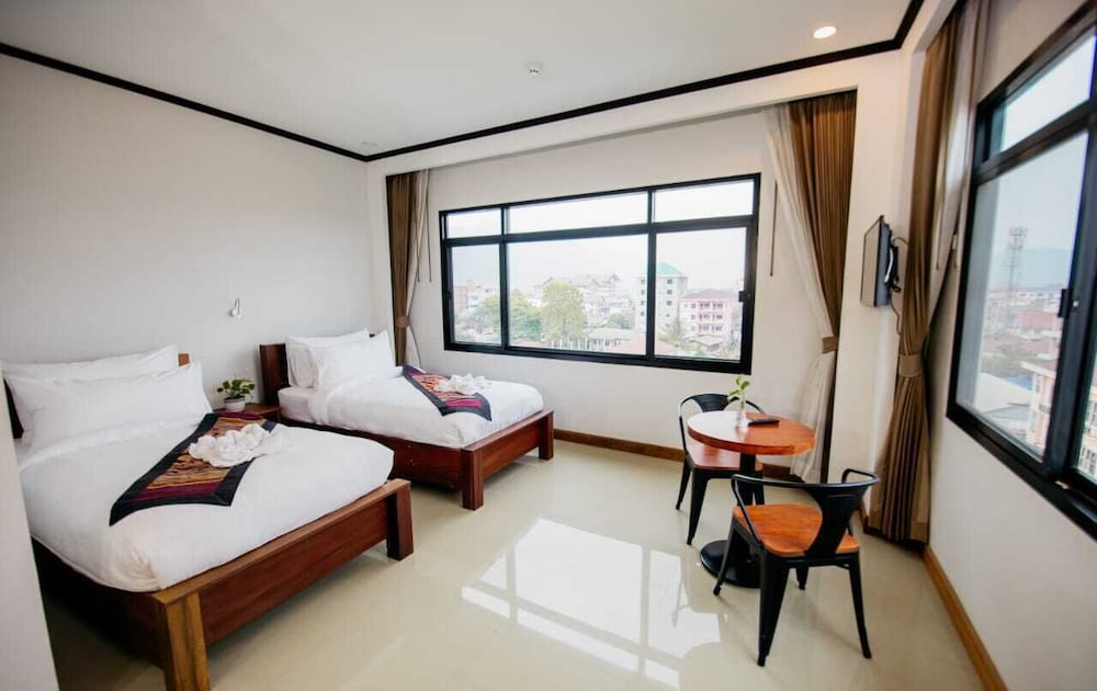 Sisombat Plaza Hotel 22/71