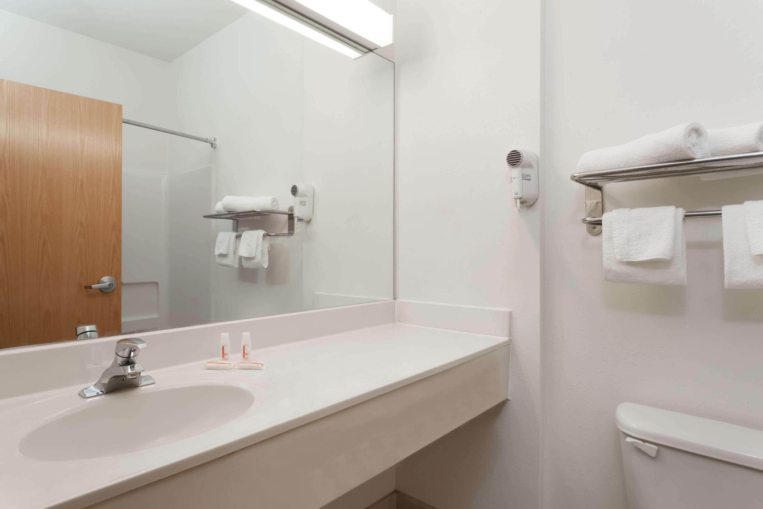 Days Inn & Suites by Wyndham Cambridge 27/30