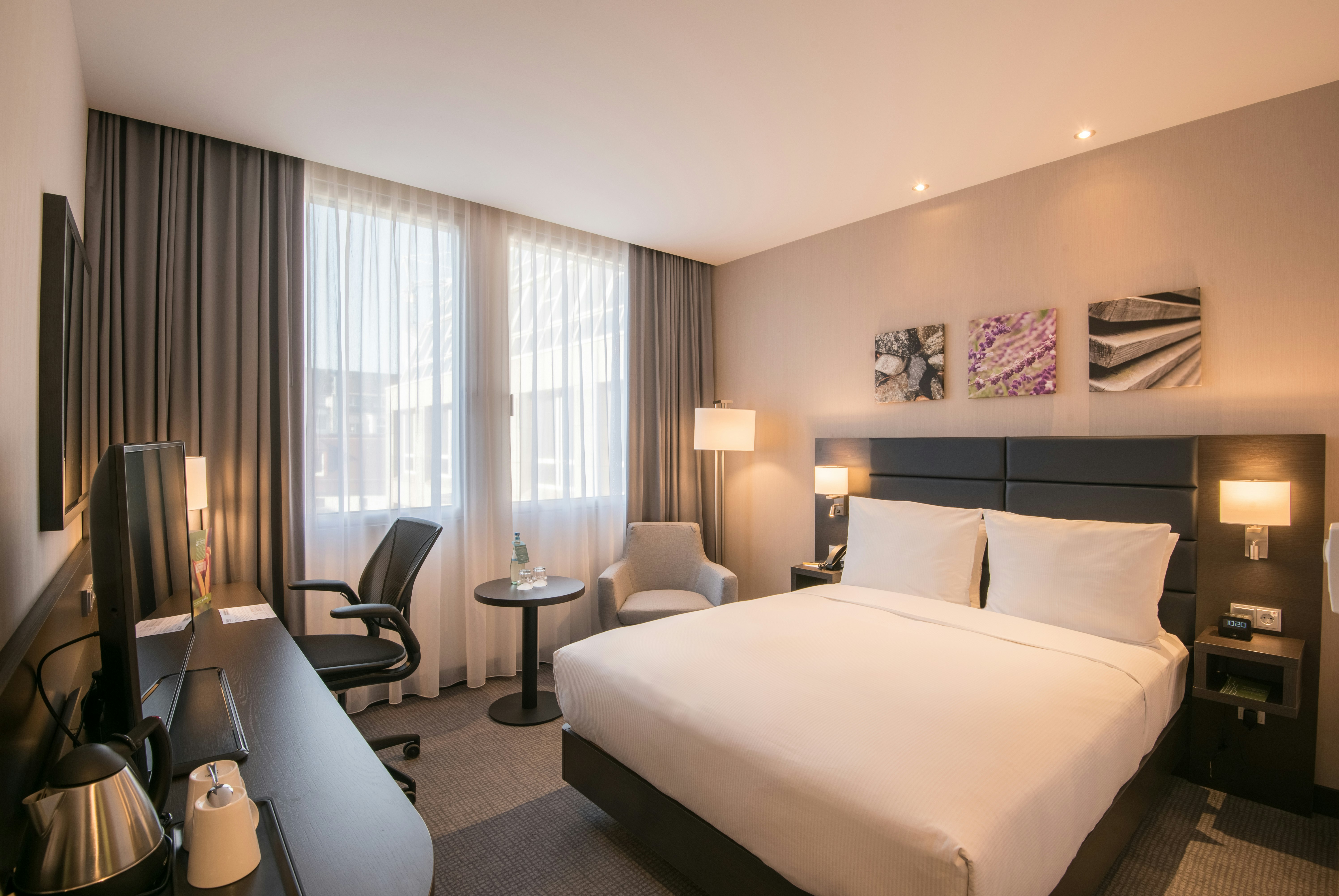ROOM, QUEEN BED
