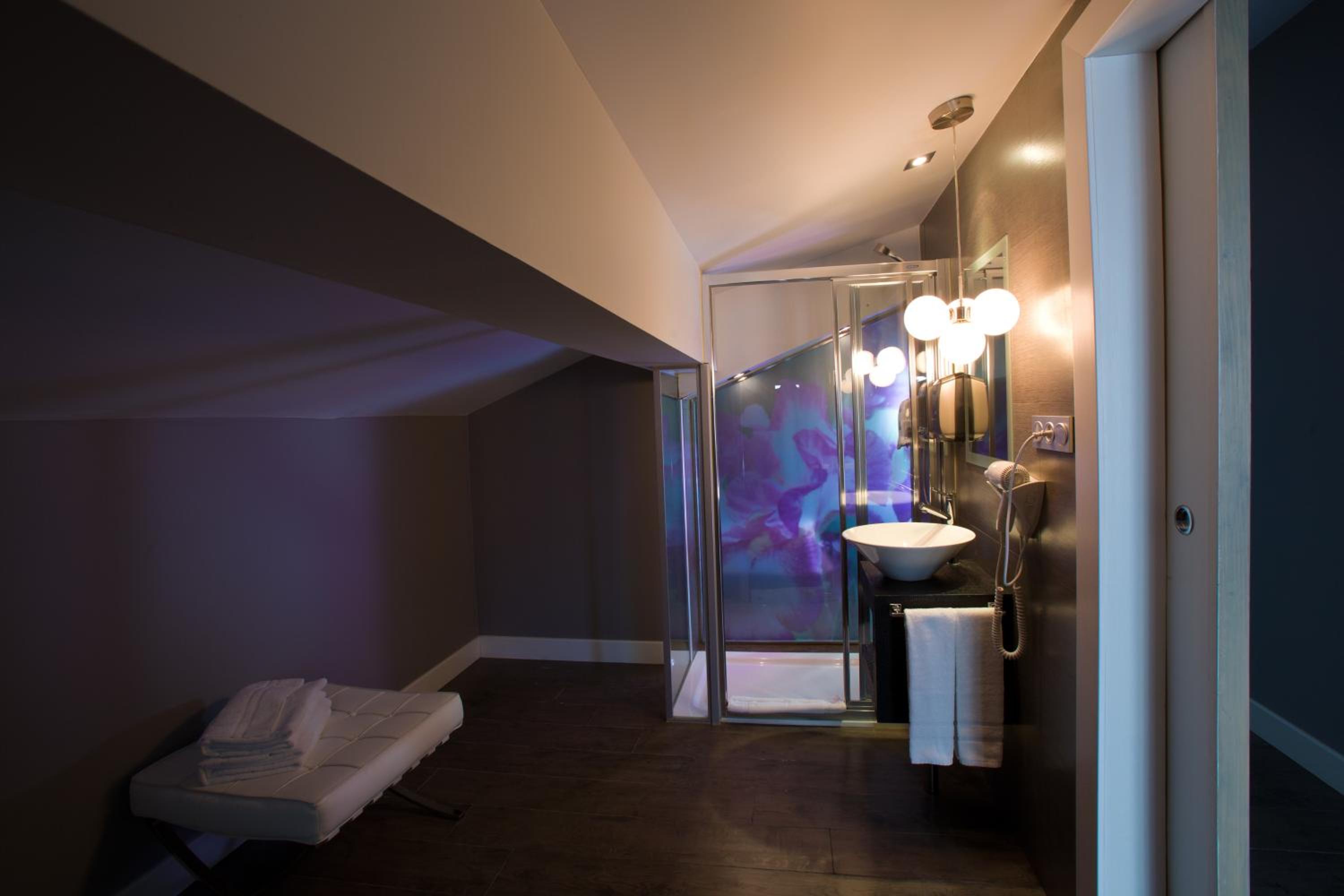 CASTILLO HOTEL 24/34