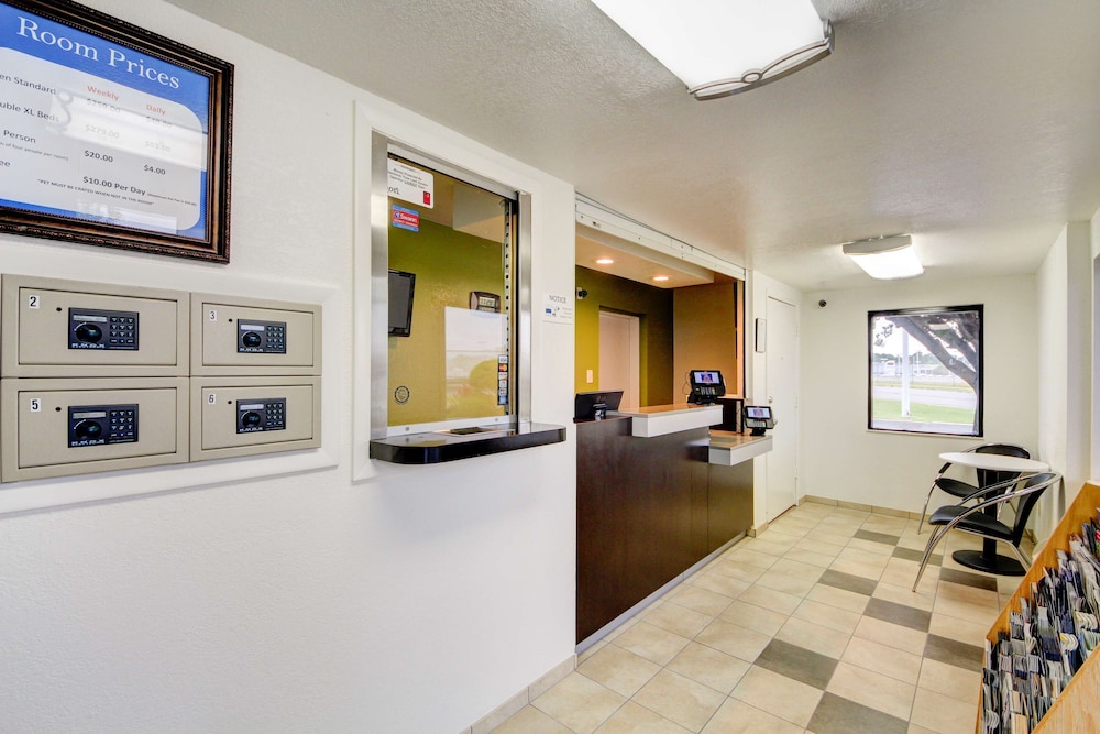 Lobby at Studio6 Midwest City, OK - Oklahoma City, MIDWEST CITY - OK