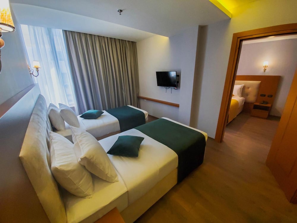 Albanopolis Hotel 25/60