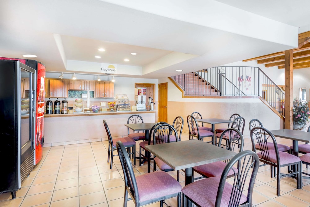 Days Inn & Suites By Wyndham Lordsburg 14/17