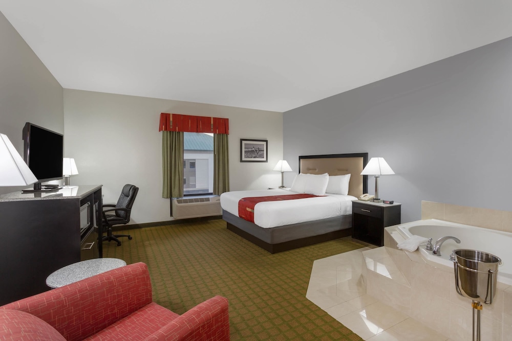 Days Inn & Suites by Wyndham Lakeland 22/85