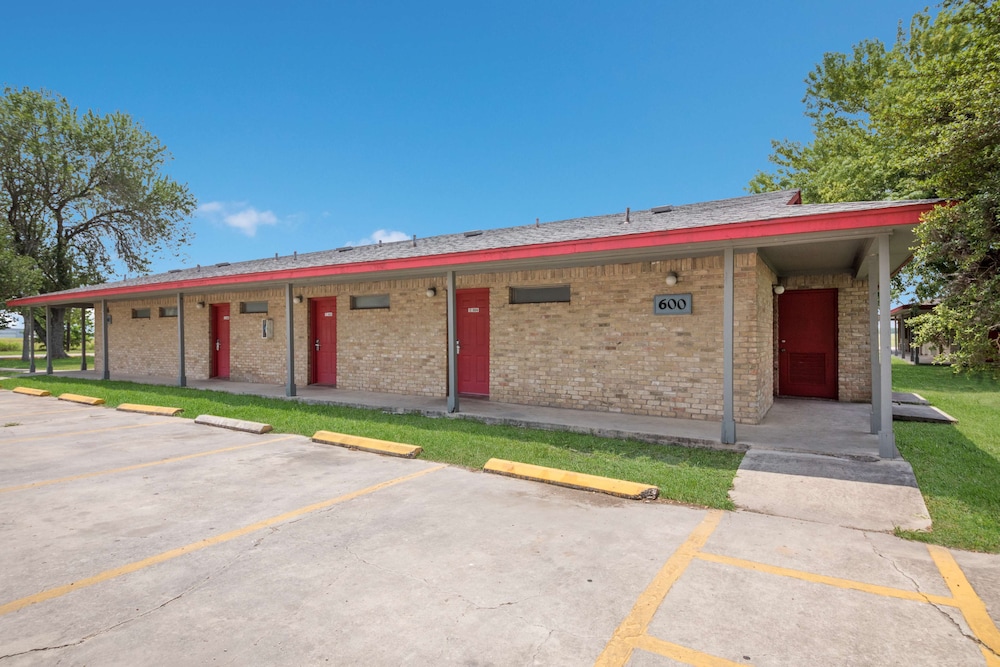 Americas Best Value Inn Lockhart TX (ex OYO Hotel) 3/40