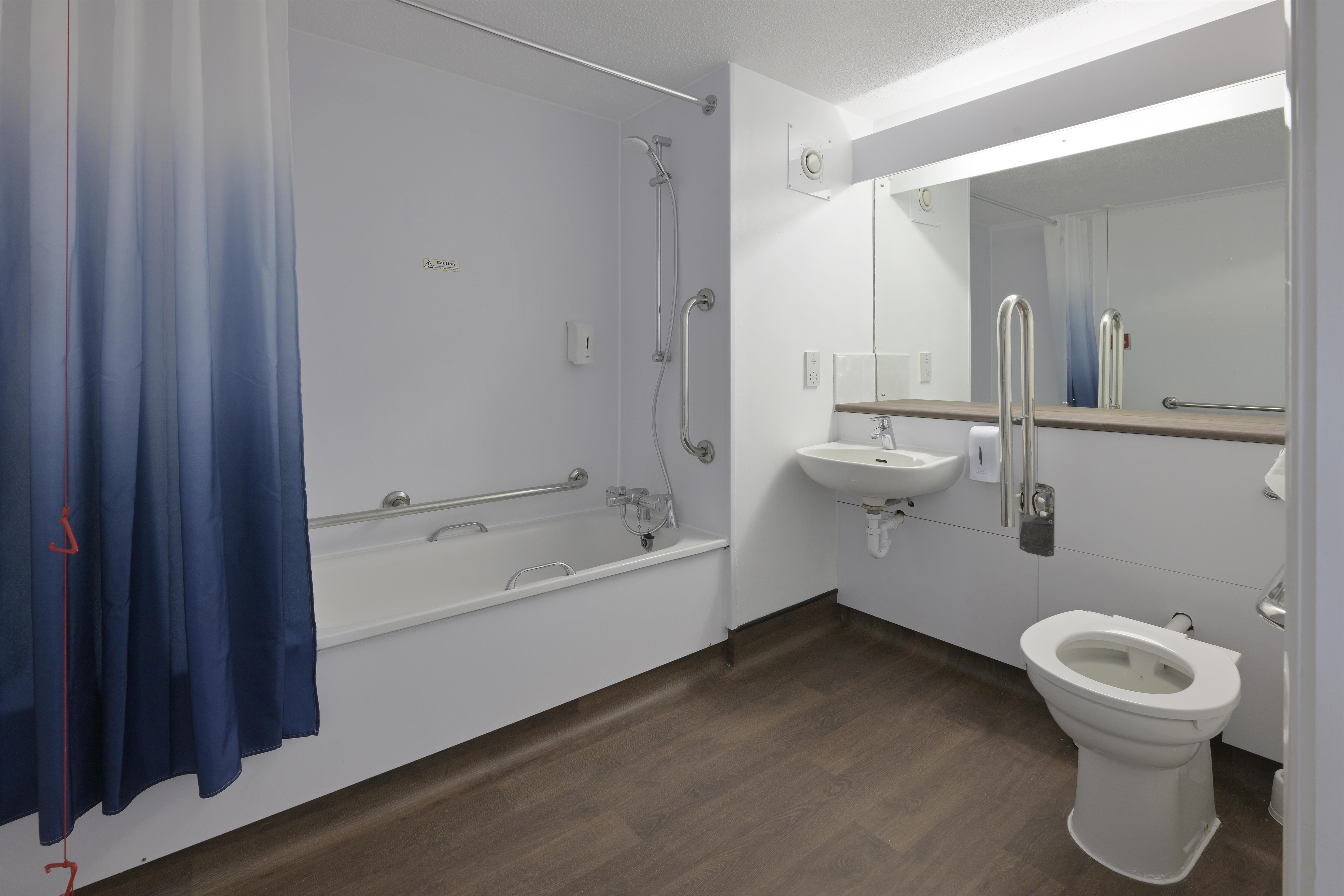 Travelodge Bristol Severn View M48 24/24