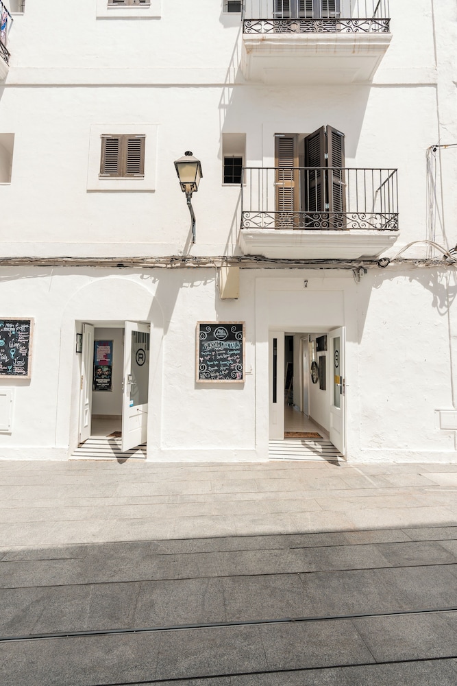 Hotel Ryans La Marina 2/69