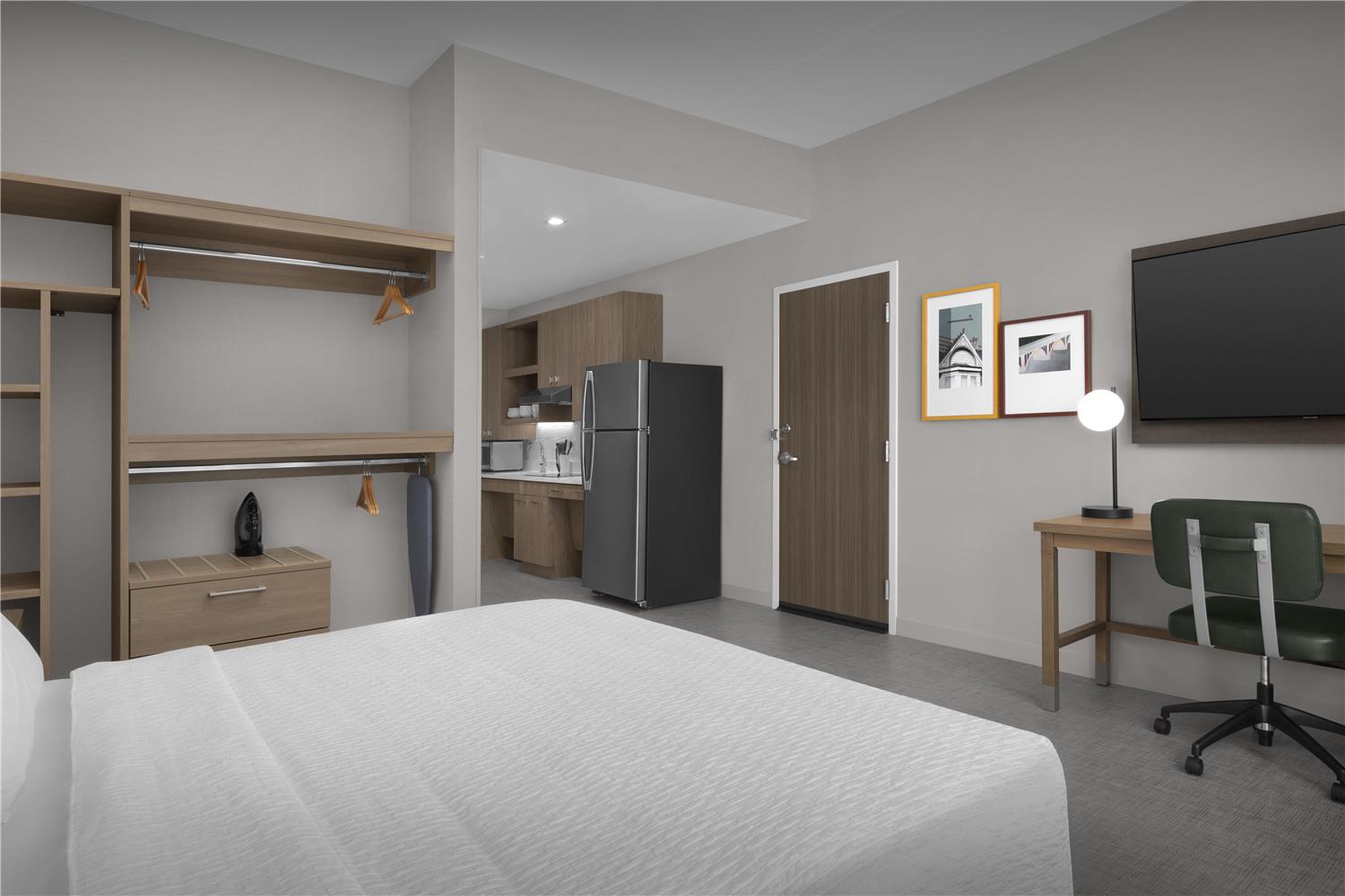 Efficiency, Suite, King Bed, Bathtub