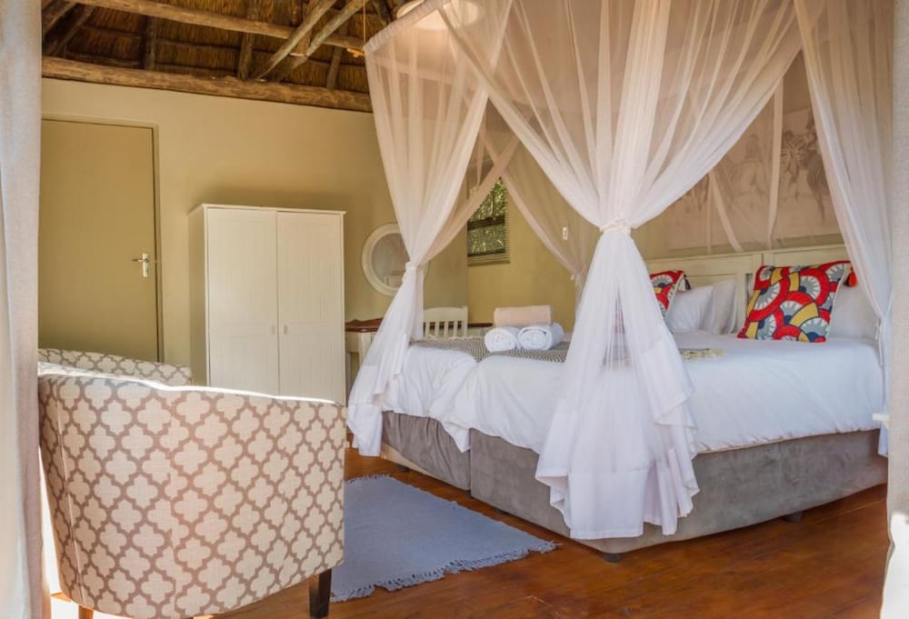 COMFORT, TWIN BEDS