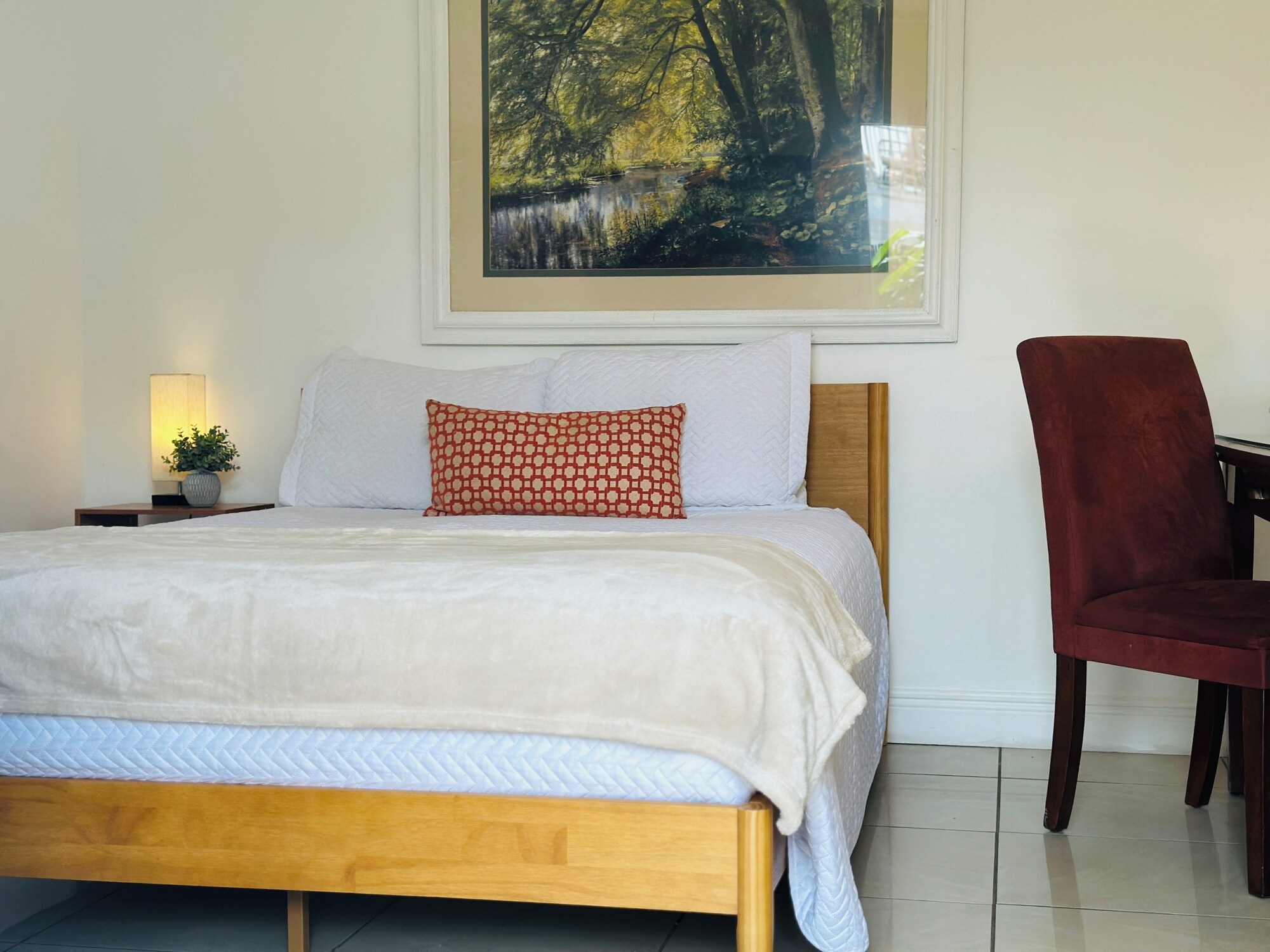 Essential, Queen Bed