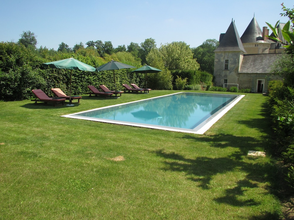 Chateau De Vauloge 29/30