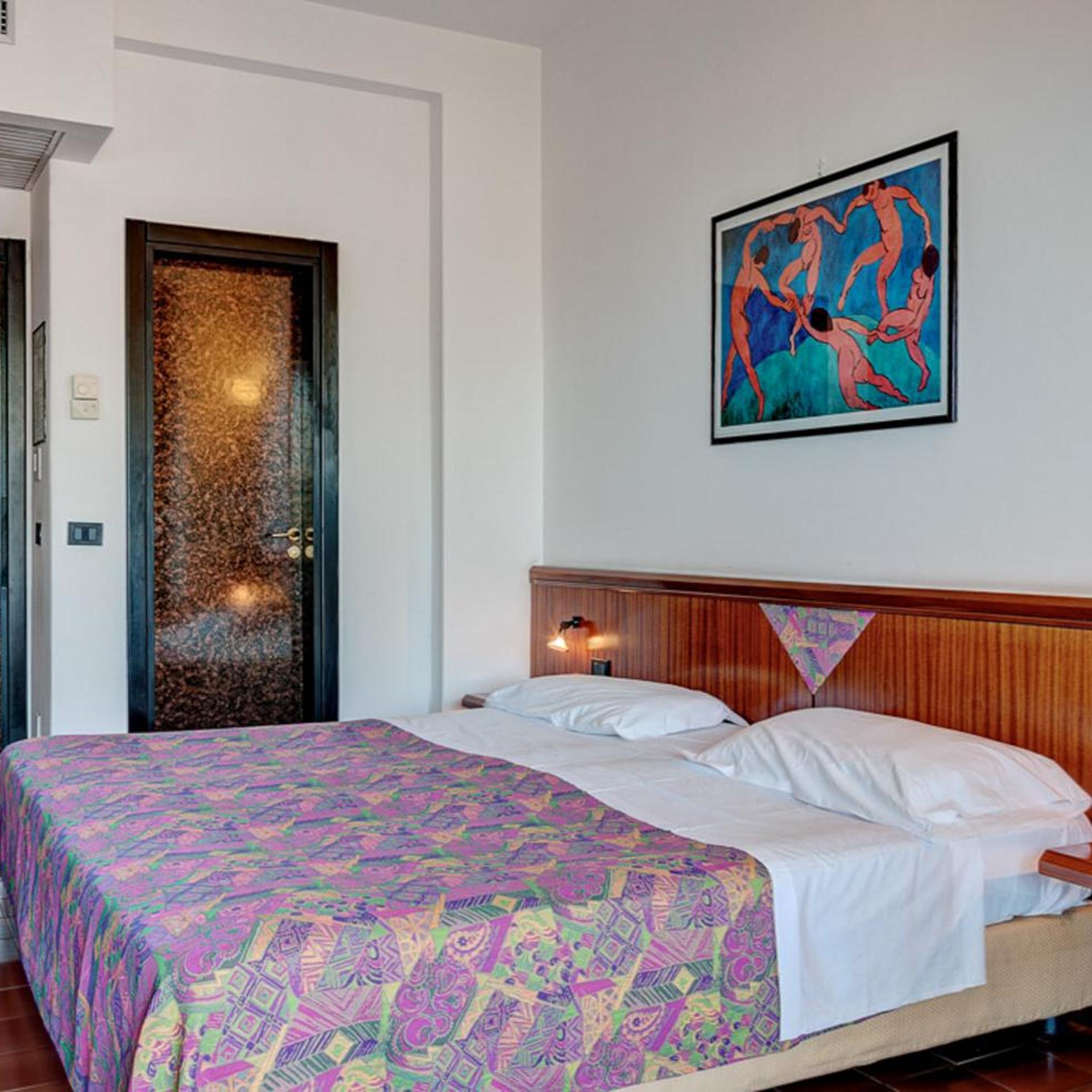 STANDARD, DOUBLE OR TWIN BED, TERRACE