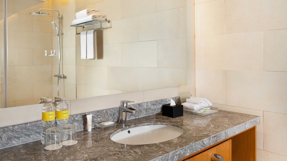 Holiday Inn Hotel Suites Jakarta Gajah Mada 23/77