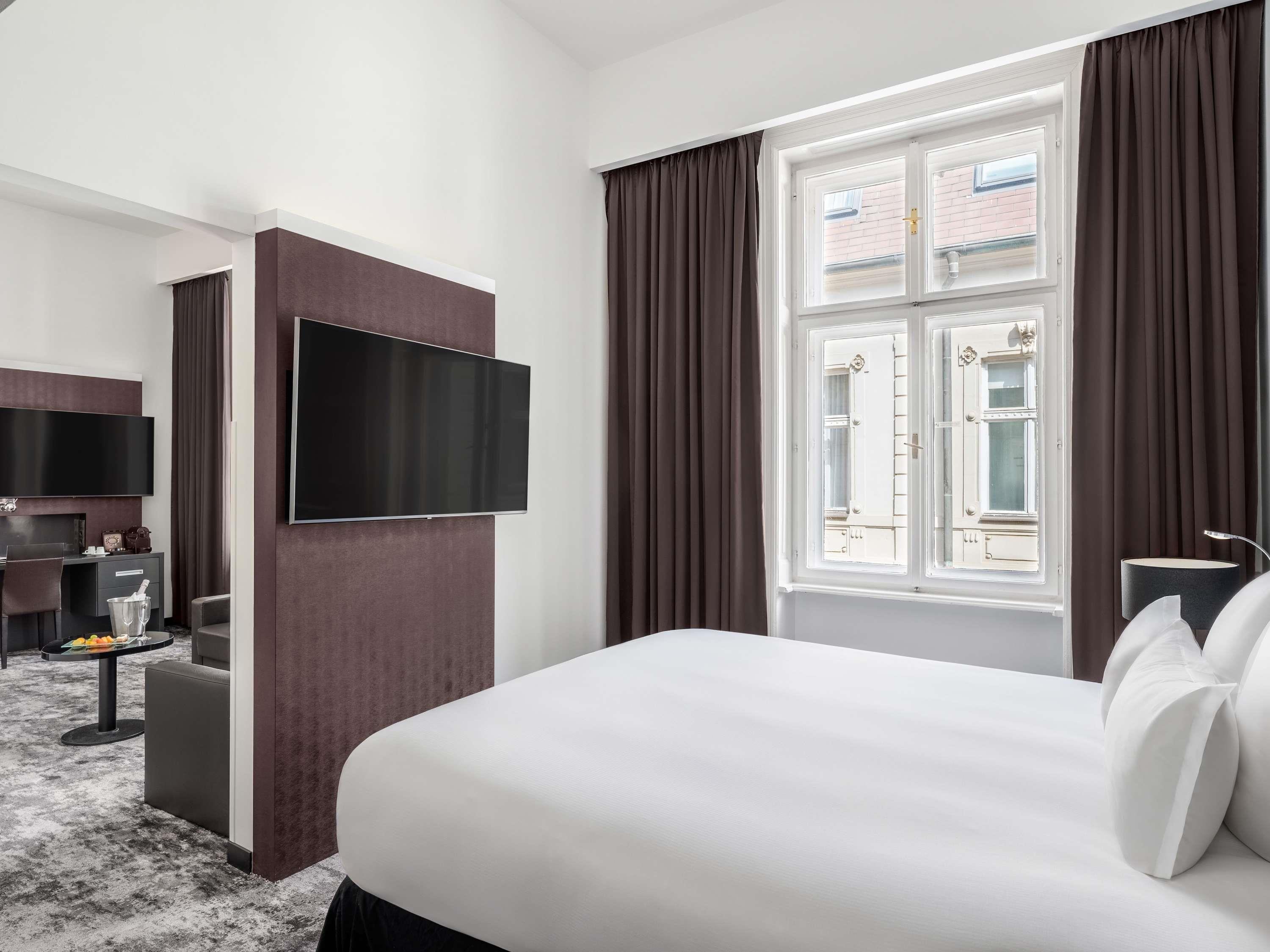 JUNIOR SUITE, KING BED, SOFA