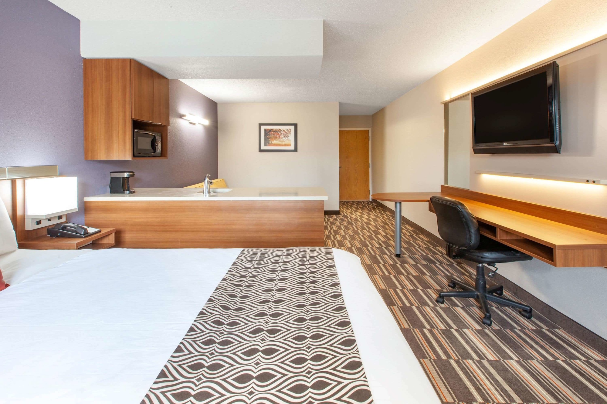 SUITE, QUEEN BED, SOFA