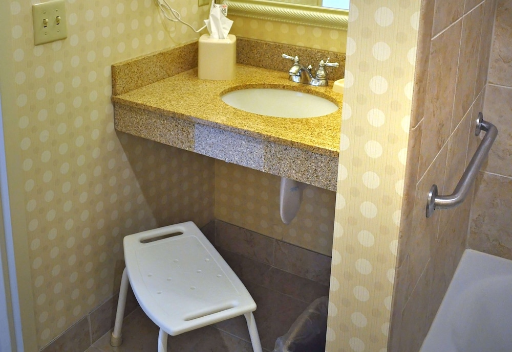 Hilton Garden Inn Oconomowoc 20/74