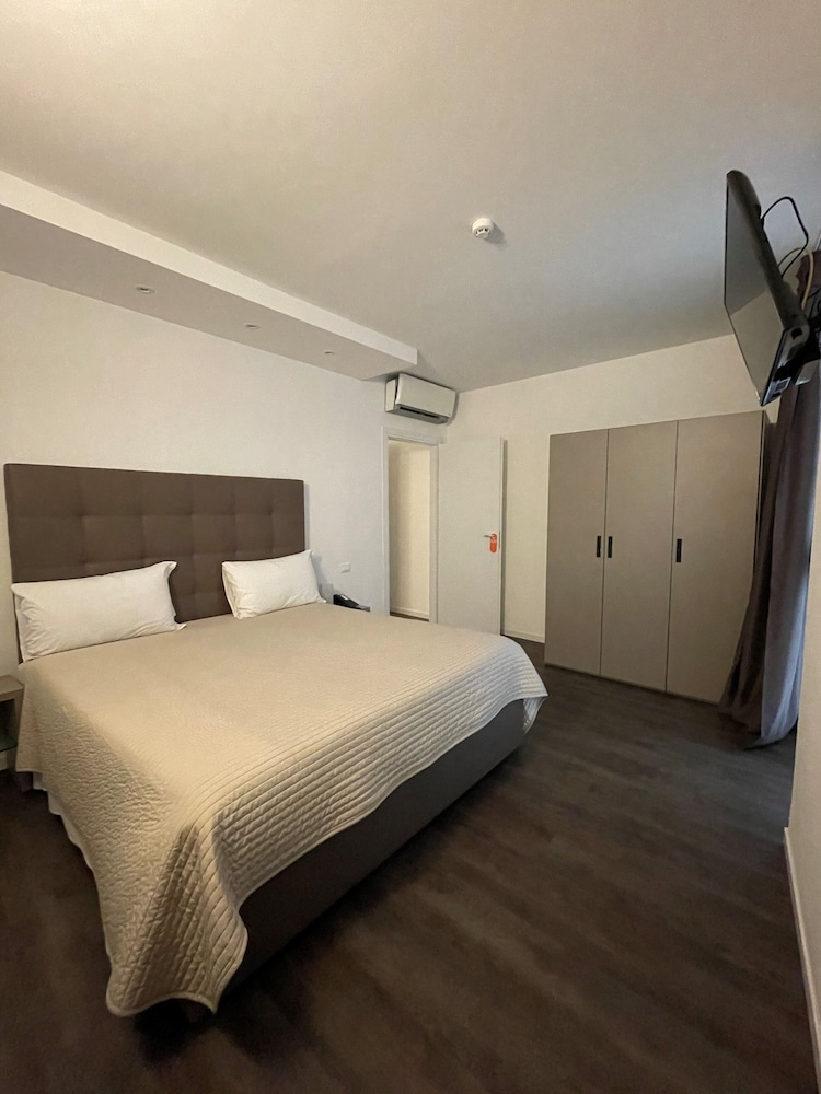 DELUXE, APARTMENT