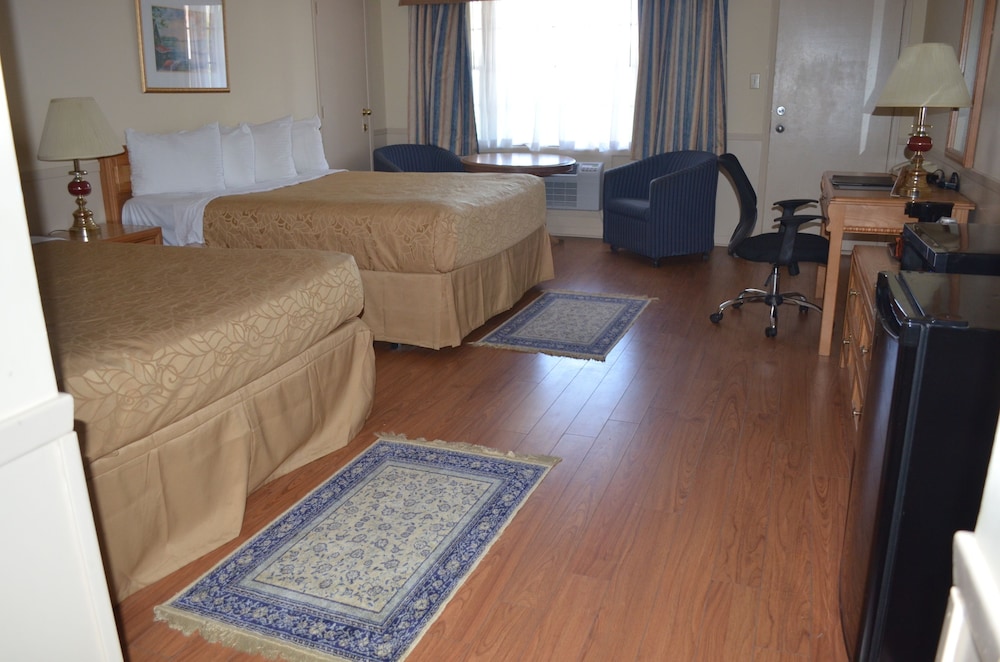 Super 8 by Wyndham Gananoque - Country Squire Resort 75/88