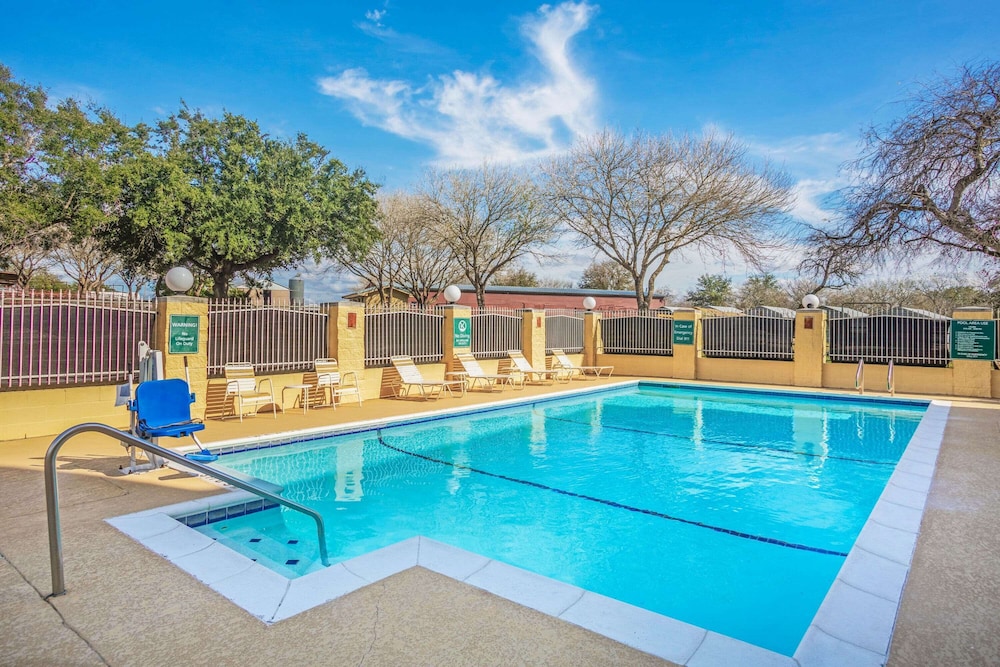 La Quinta Inn Suites Beeville 25/40